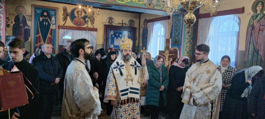 PS Nichifor Botoșăneanul săvârșind Sfânta Liturghie la Parohia „Nașterea Maicii Domnului” Șendreni