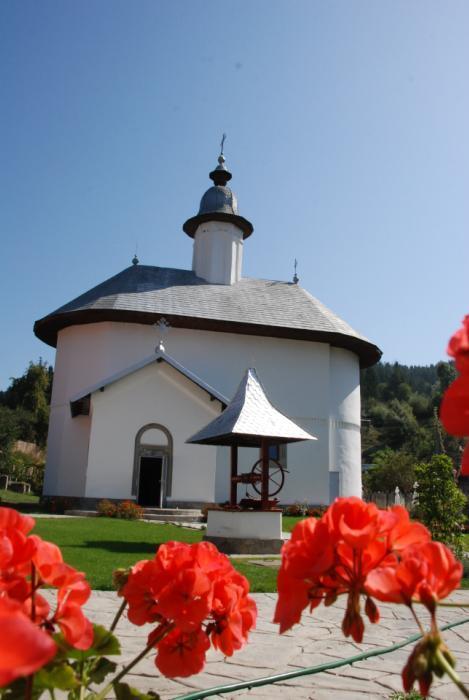 Biserica - vedere exterioară