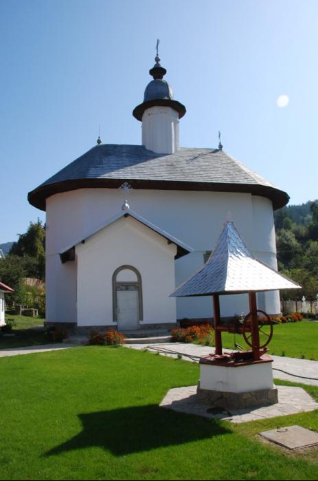 Biserica - vedere exterioară