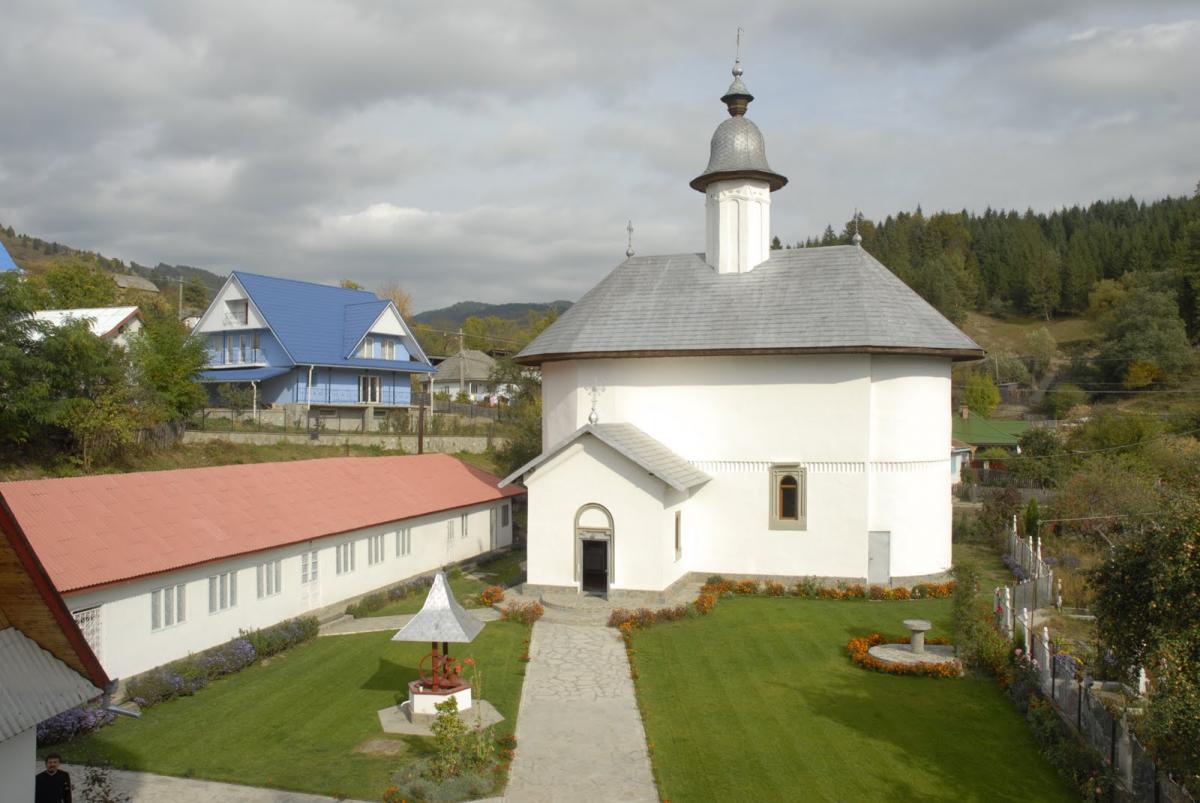 Biserica - vedere exterioară