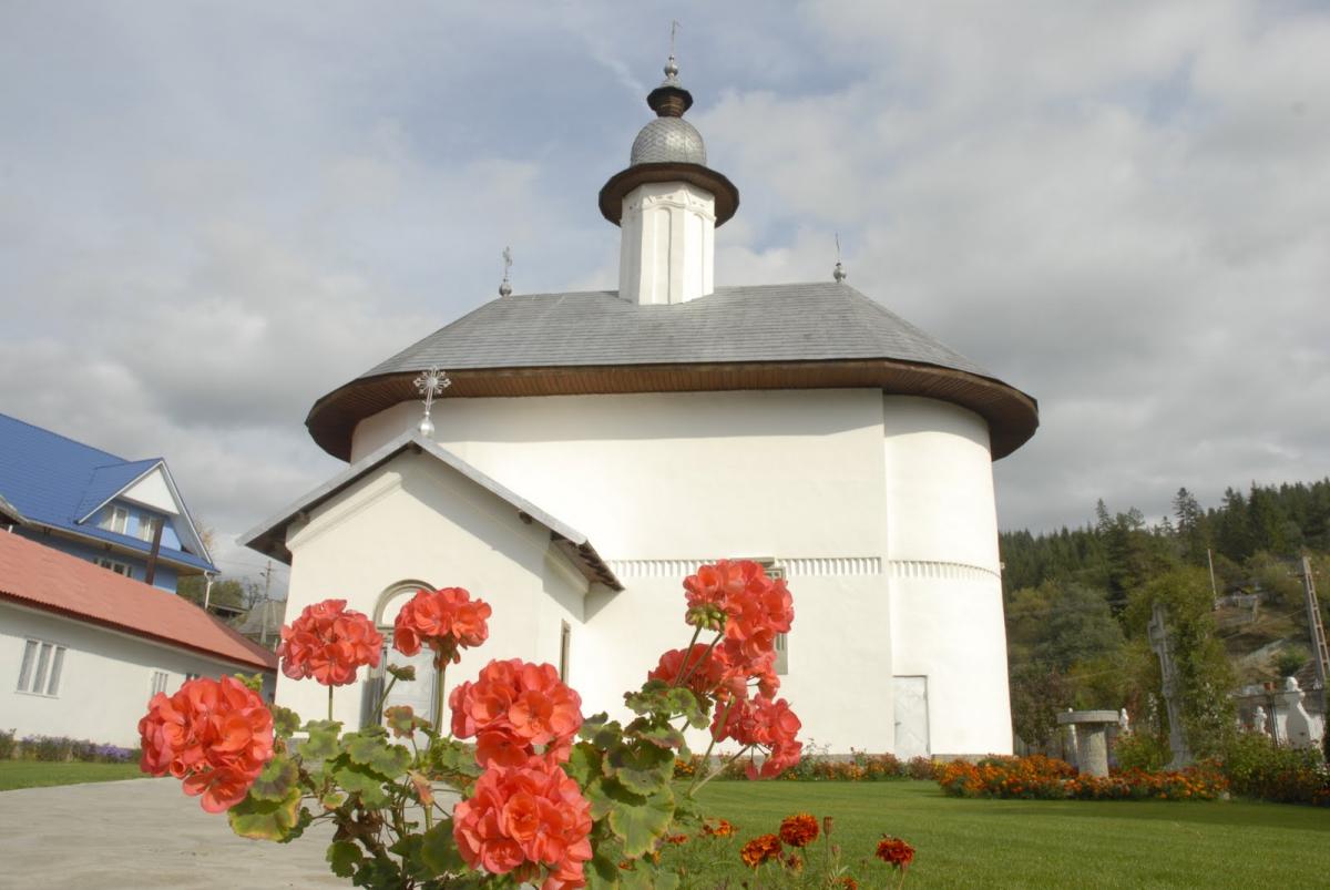 Biserica - vedere exterioară